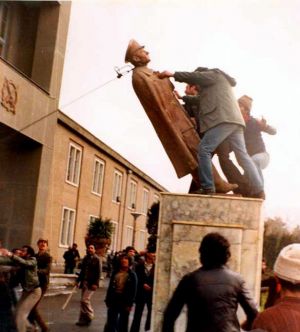 Statue of Shah Revolution.jpg